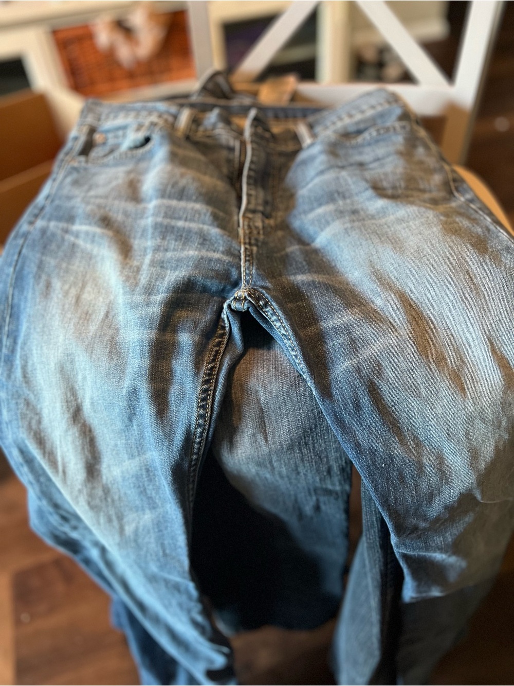 Relaxed Fit Men's Denim Jeans in Light Blue Wash